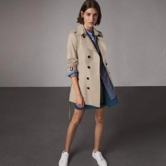 Burberry Sandringham Short Slim Trench - US 2 - AUTHENTICATED - Picture 2 of 15